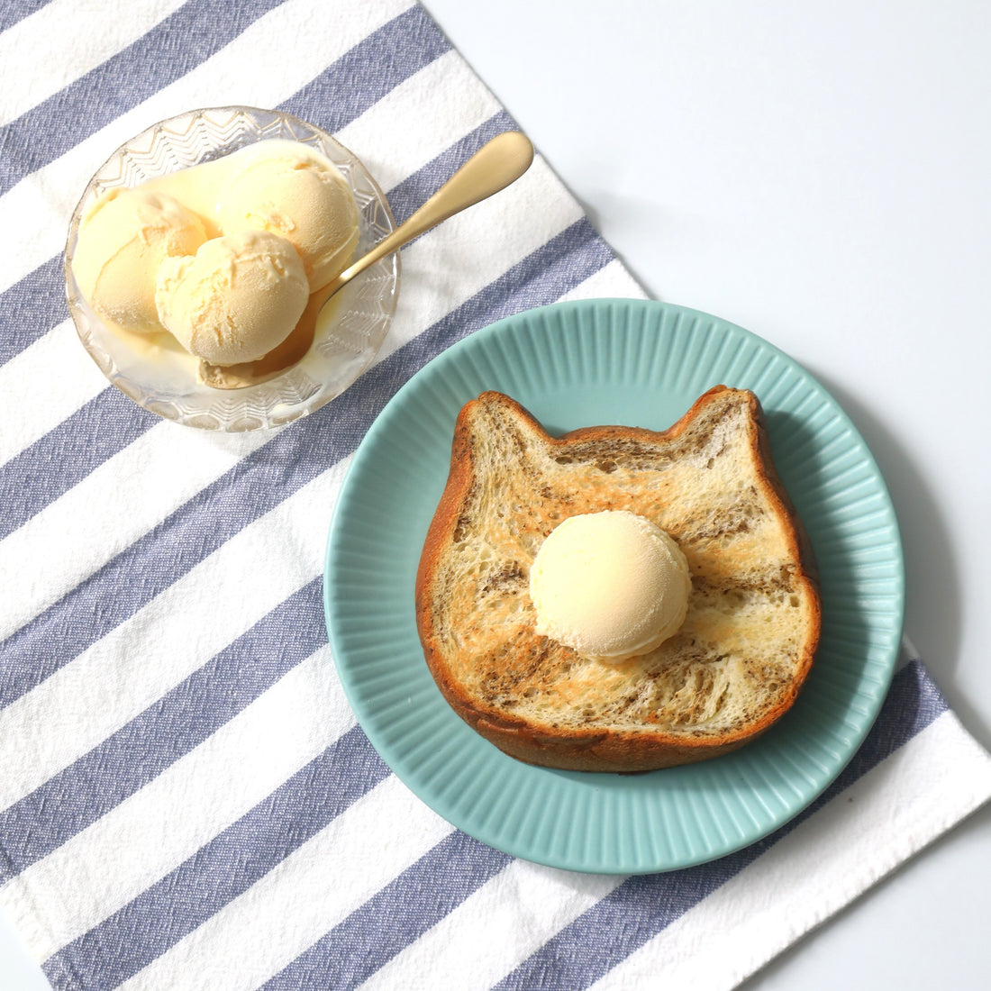 暑い夏にはひんやりスイーツ🍦ねこねこ食パン&チョコリング簡単夏アレンジ♪